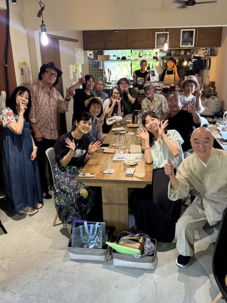 演奏後にテーブルを囲む出演者とお客さん