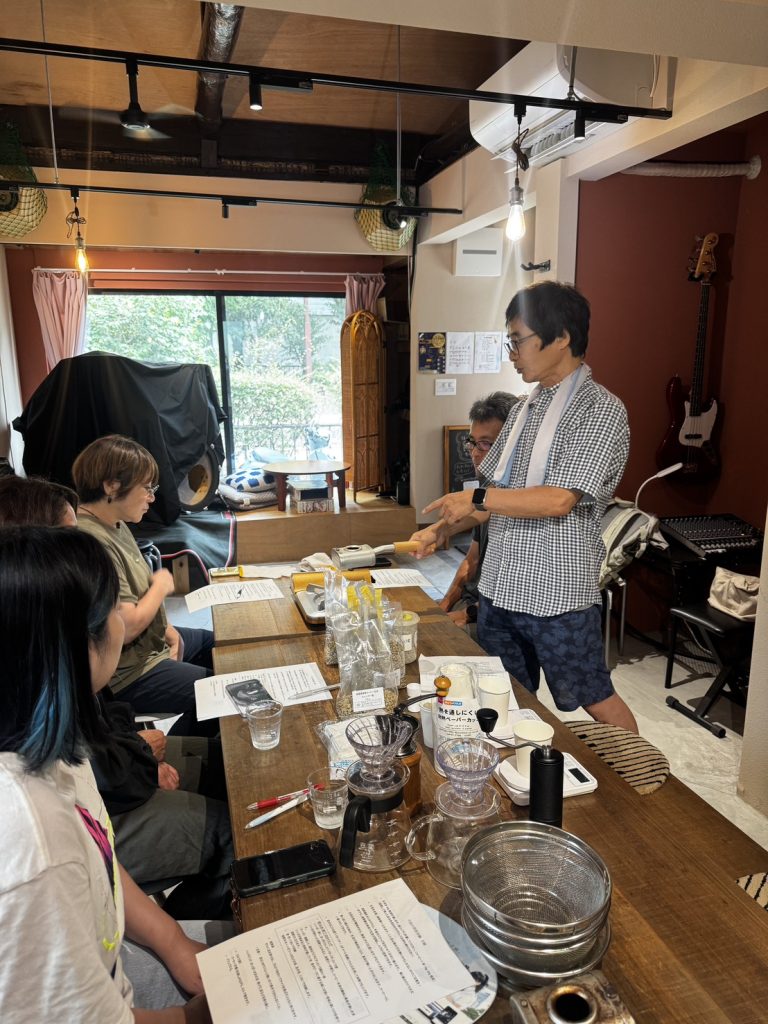 長机を囲んで開かれているコーヒーの講座